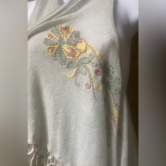 Lulumari Fringe Floral Embroidery Vest - Picture 4 of 16